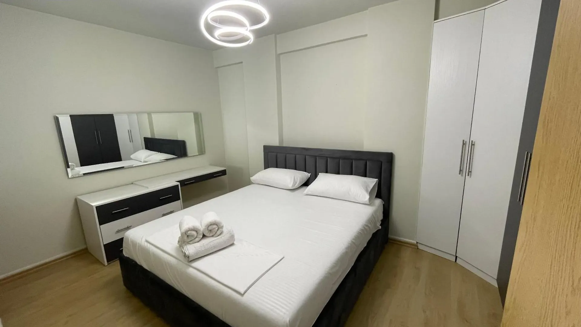 Edi'S Apartament Tirana Apartmán